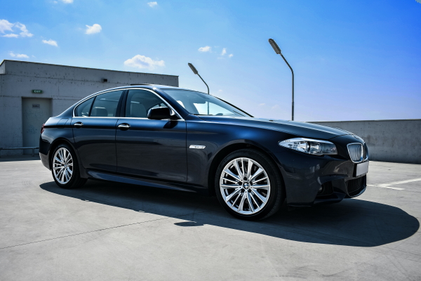 Sledenje osebnih vozil s sistemom Sledat